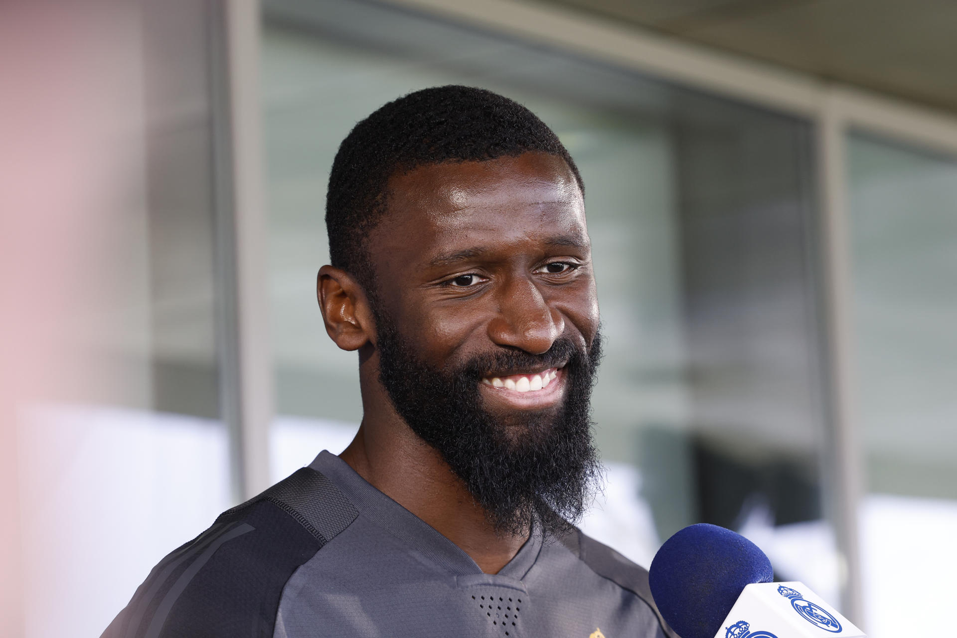 El defensa alemán del Real Madrid Rüdiger atiende a la prensa tras un entrenamiento. EFE/ J.J. Guillén