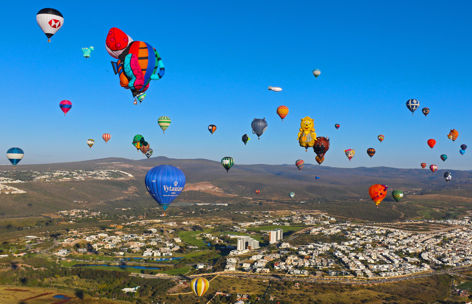 Fotografía de archivo de globos aerostáticos durante el 22 Festival Internacional del Globo (FIG) hoy, en León, estado de Guanajuato (México). EFE/ Luis Ramírez