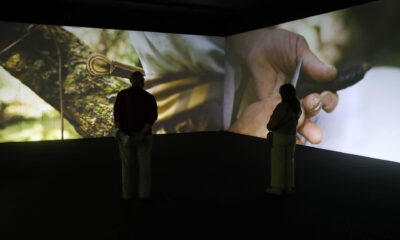 Dos personas recorren el Museo del Gaucho y la Moneda este martes en Montevideo (Uruguay). EFE/ Alejandro Prieto