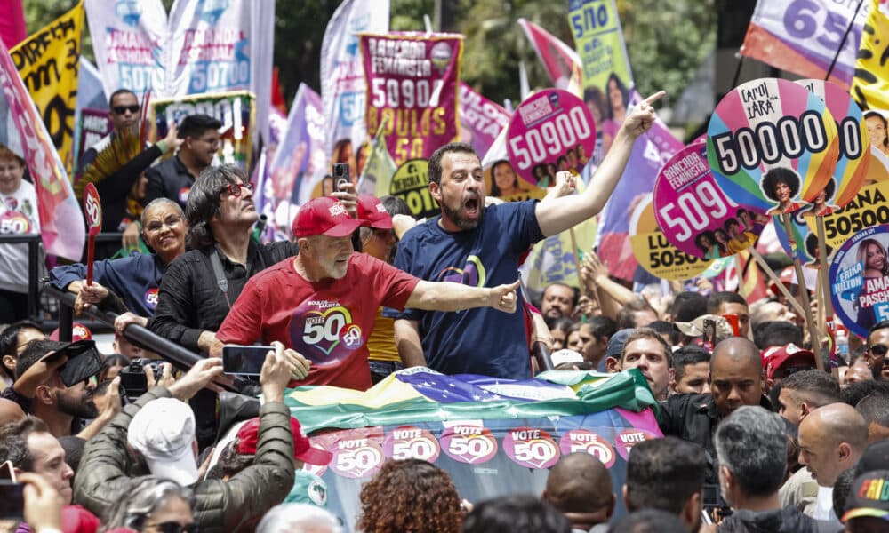 El presidente de Brasil, Luiz Inácio Lula da Silva (i), acompaña a su candidato a la Alcaldía de São Paulo, el diputado Guilherme Boulos (c), este sábado durante un recorrido por las calles de São Paulo (Brasil). EFE/ Sebastiao Moreira