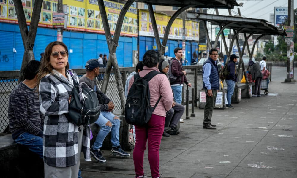 Personas esperan en un paradero de buses durante una jornada de paro de transportadores, este jueves,en la ciudad de Lima (Perú). EFE/ John Reyes Mejia