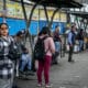 Personas esperan en un paradero de buses durante una jornada de paro de transportadores, este jueves,en la ciudad de Lima (Perú). EFE/ John Reyes Mejia