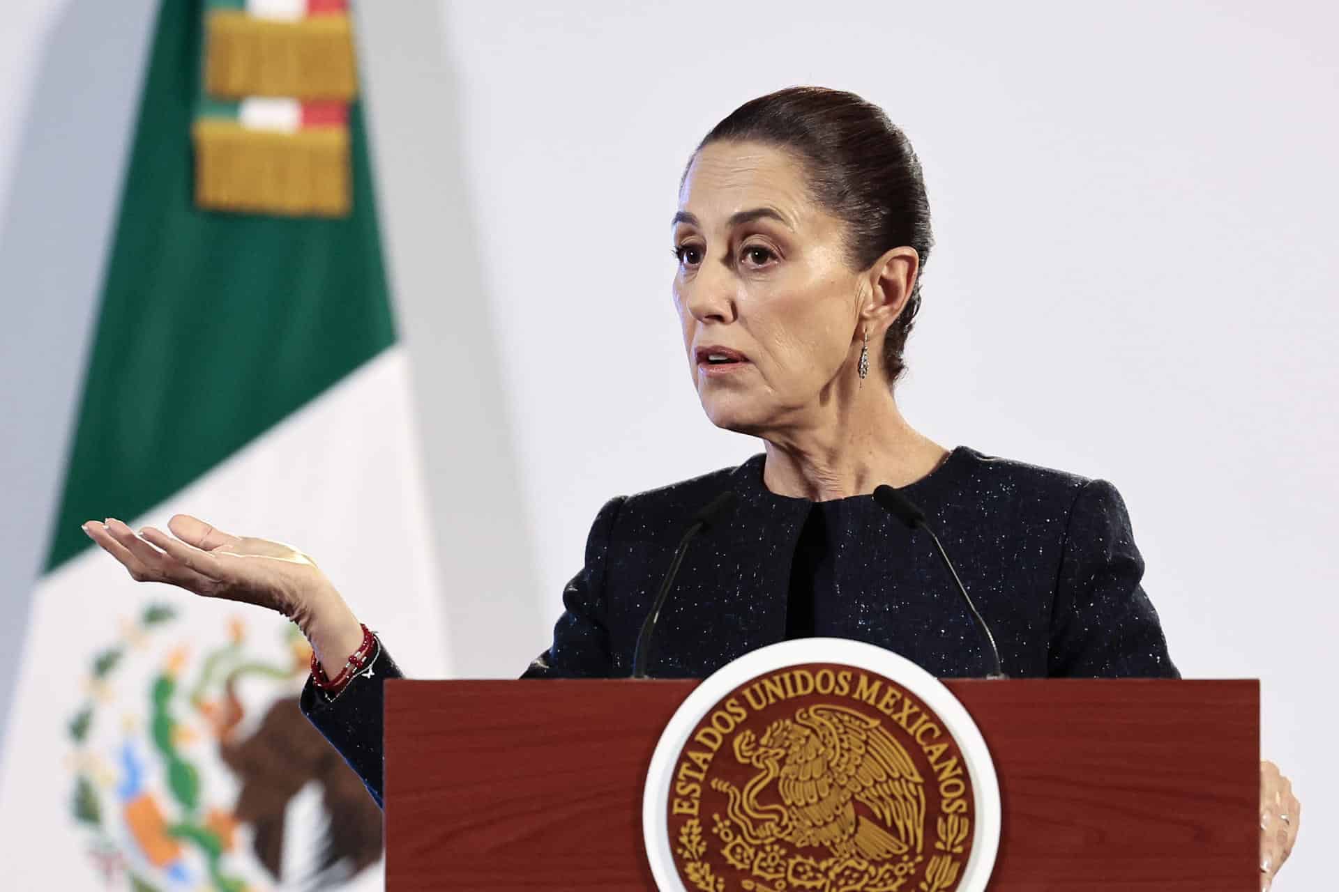 La presidenta de México, Claudia Sheinbaum, participa este miércoles durante su conferencia de prensa matutina  en Palacio Nacional en la Ciudad de México (México). EFE/ José Méndez