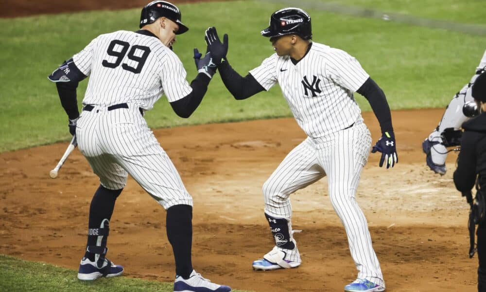 Juan Soto (d) de los Yankees celebra este lunes un jonrón con su compañero de equipo Aaron Judge (I) durante la tercera entrada del primer juego de la Serie de la Liga Americana de las Grandes Ligas en Nueva York. EFE/EPA/CJ GUNTHER