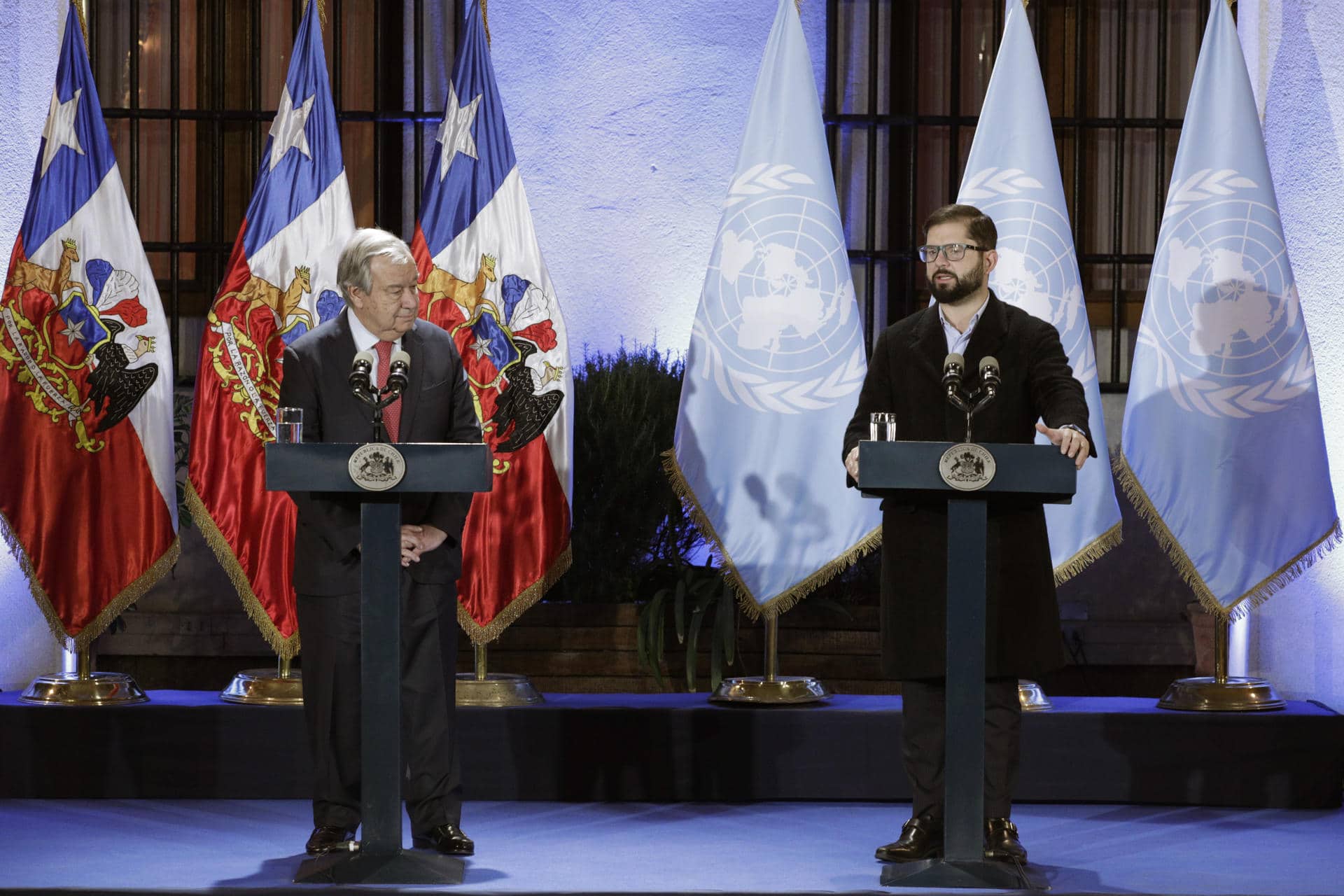 Fotografía de archivo en donde se ve al presidente de Chile, Gabriel Boric (d), junto al secretario general de Naciones Unidas, António Guterres, en el palacio de La Moneda en Santiago (Chile). EFE/ Elvis González