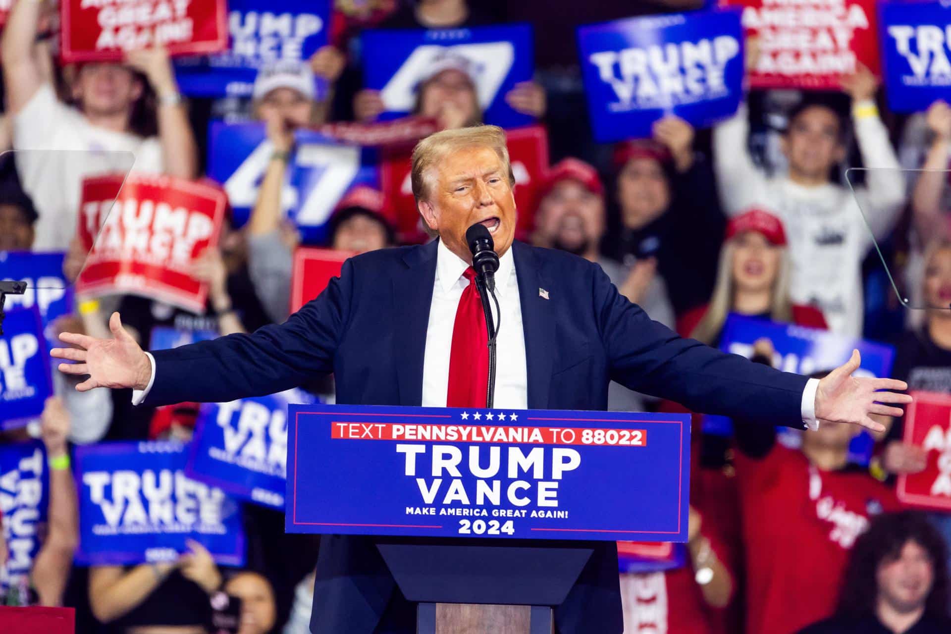 El expresidente estadounidense y actual candidato presidencial republicano Donald Trump realiza un mitin de campaña en Reading, Pensilvania, EE.UU., el 9 de octubre de 2024. EFE/JIM LO SCALZO