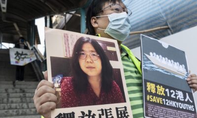 Imagen de archivo en la que un hombre protesta en favor de la periodista china Zhang Zhan en 2020. EFE/EPA/MIGUEL CANDELA