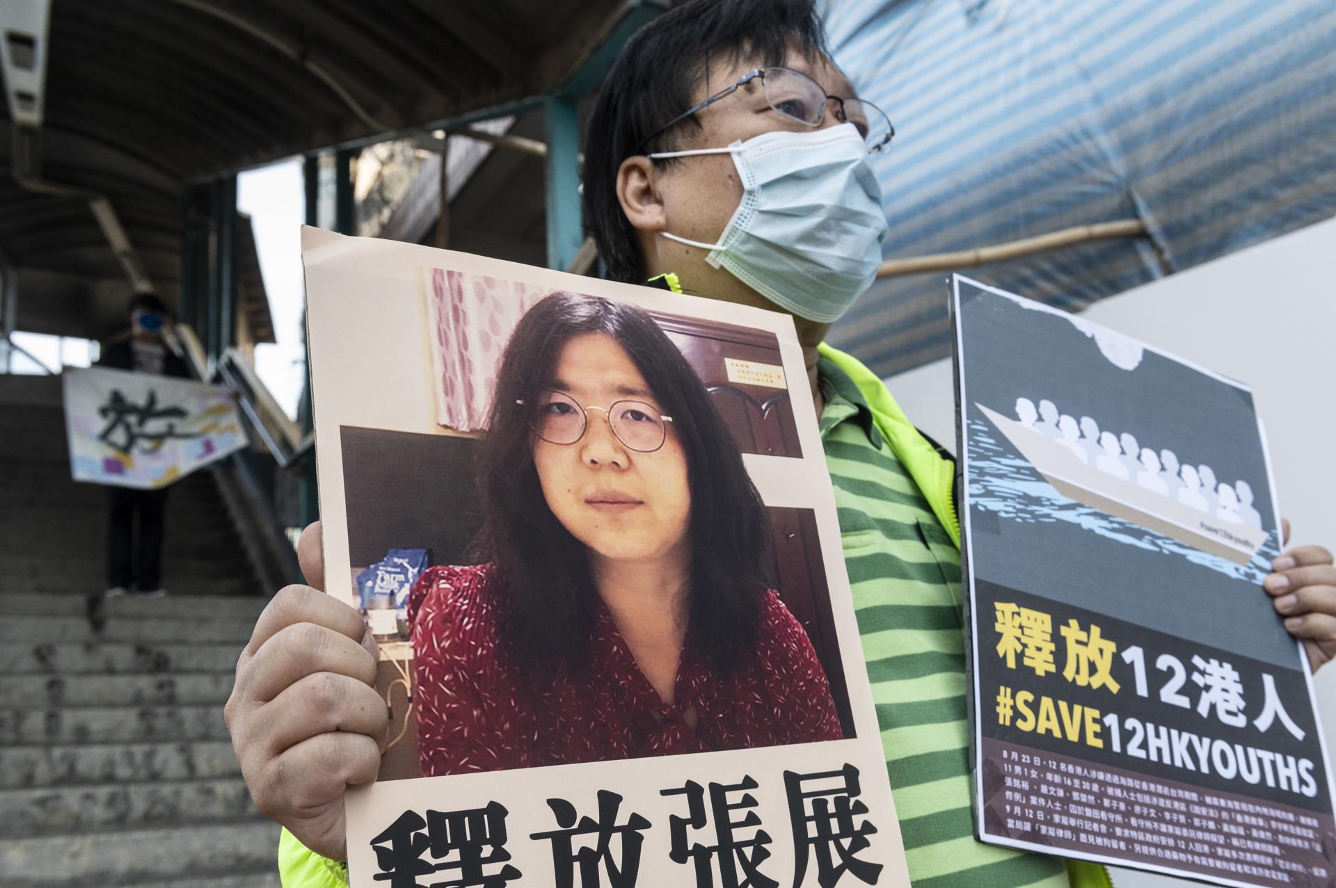 Imagen de archivo en la que un hombre protesta en favor de la periodista china Zhang Zhan en 2020. EFE/EPA/MIGUEL CANDELA