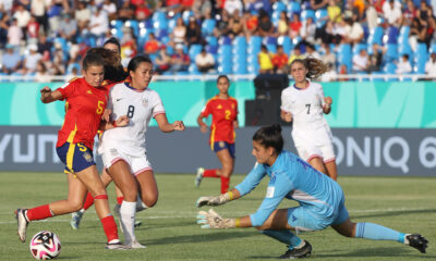 Laia Lopez (d) encabeza este miércoles un ataque de España durante el partido de debut en el Mundial sub-17 con victoria por 3-1 sobre Estados Unidos en el estadio Olímpico Félix Sánchez de Santo Domingo. EFE/Orlando Barría.