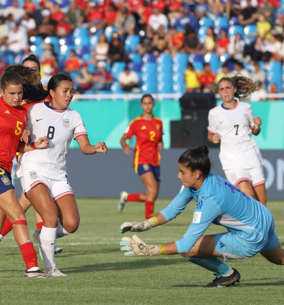 Laia Lopez (d) encabeza este miércoles un ataque de España durante el partido de debut en el Mundial sub-17 con victoria por 3-1 sobre Estados Unidos en el estadio Olímpico Félix Sánchez de Santo Domingo. EFE/Orlando Barría.