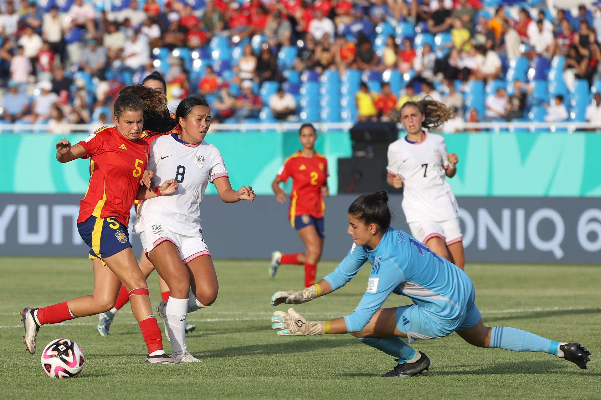 Laia Lopez (d) encabeza este miércoles un ataque de España durante el partido de debut en el Mundial sub-17 con victoria por 3-1 sobre Estados Unidos en el estadio Olímpico Félix Sánchez de Santo Domingo. EFE/Orlando Barría.