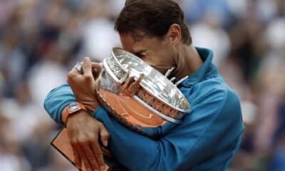 Foto de archivo de Rafael Nadal con el trofeo de Roland Garros después de ganar su undécimo título del Abierto de Francia contra el austríaco Dominic Thiem, el 10 de junio de 2018. EFE/EPA/CHRISTOPHE PETIT TESSON *** Título local *** 54398713