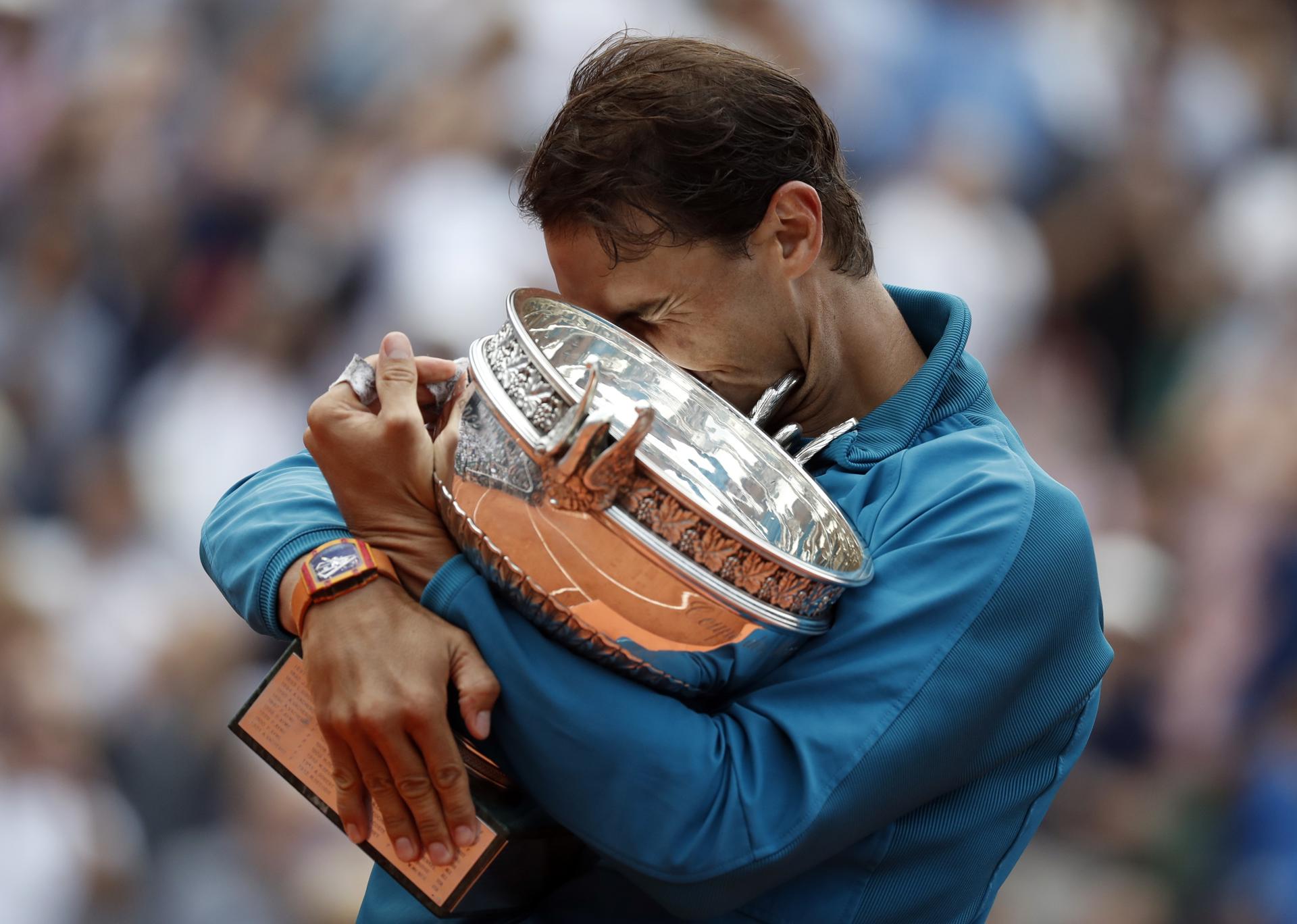 Foto de archivo de Rafael Nadal con el trofeo de Roland Garros después de ganar su undécimo título del Abierto de Francia contra el austríaco Dominic Thiem, el 10 de junio de 2018. EFE/EPA/CHRISTOPHE PETIT TESSON *** Título local *** 54398713