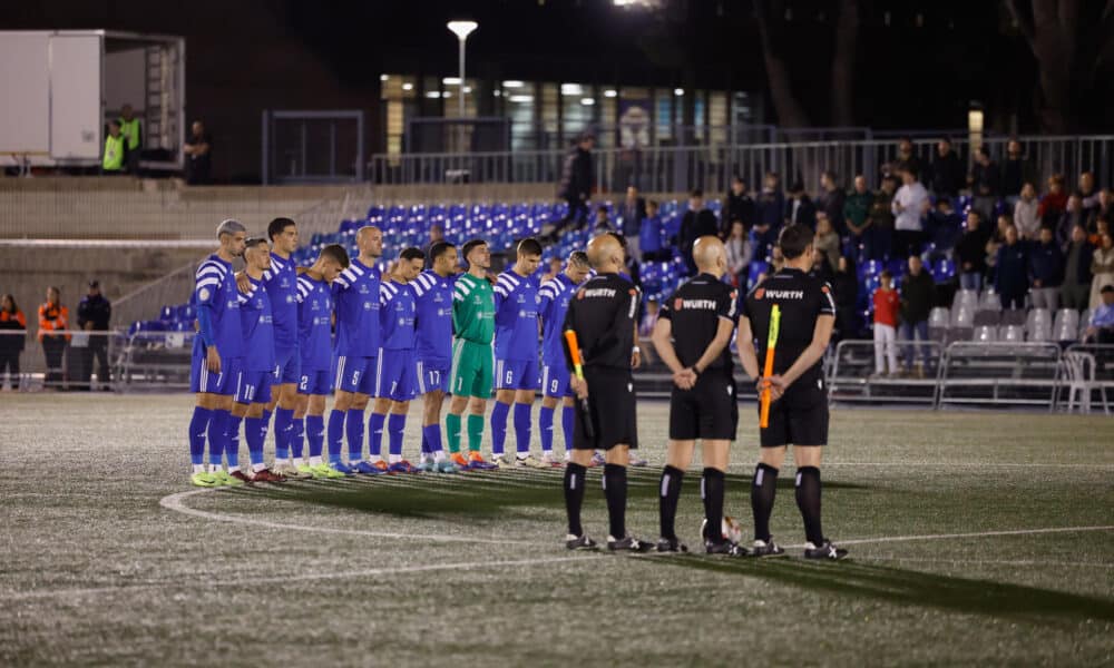 Los jugadores de Las Rozas y Sevilla guardan un minuto de silencio por las víctimas de la dana.-EFE/ Mariscal