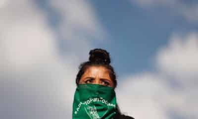 Una mujer participa en una marcha a favor del acceso al aborto legal, seguro y gratuito en Ciudad de México (México). EFE/Sáshenka Gutiérrez