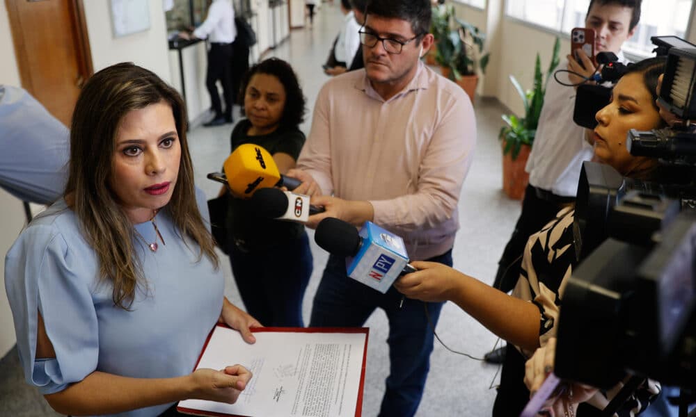 La opositora Kattya González habla con la prensa durante su llegada este 24 de octubre de 2024 a la Corte Suprema de Justicia de Paraguay, en Asunción (Paraguay). EFE/ Juan Pablo Pino