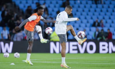 Los jugadores franceses del Real Madrid Camavinga (i) y Mbappé calientan antes del comienzo del encuentro de la décima jornada de LaLiga EA Sports disputado entre el Celta de Vigo y el Real Madrid en el estadio de Balaídos, Vigo, este sábado. EFE/ Lavandeira