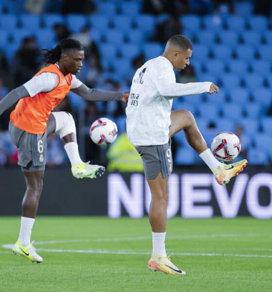 Los jugadores franceses del Real Madrid Camavinga (i) y Mbappé calientan antes del comienzo del encuentro de la décima jornada de LaLiga EA Sports disputado entre el Celta de Vigo y el Real Madrid en el estadio de Balaídos, Vigo, este sábado. EFE/ Lavandeira