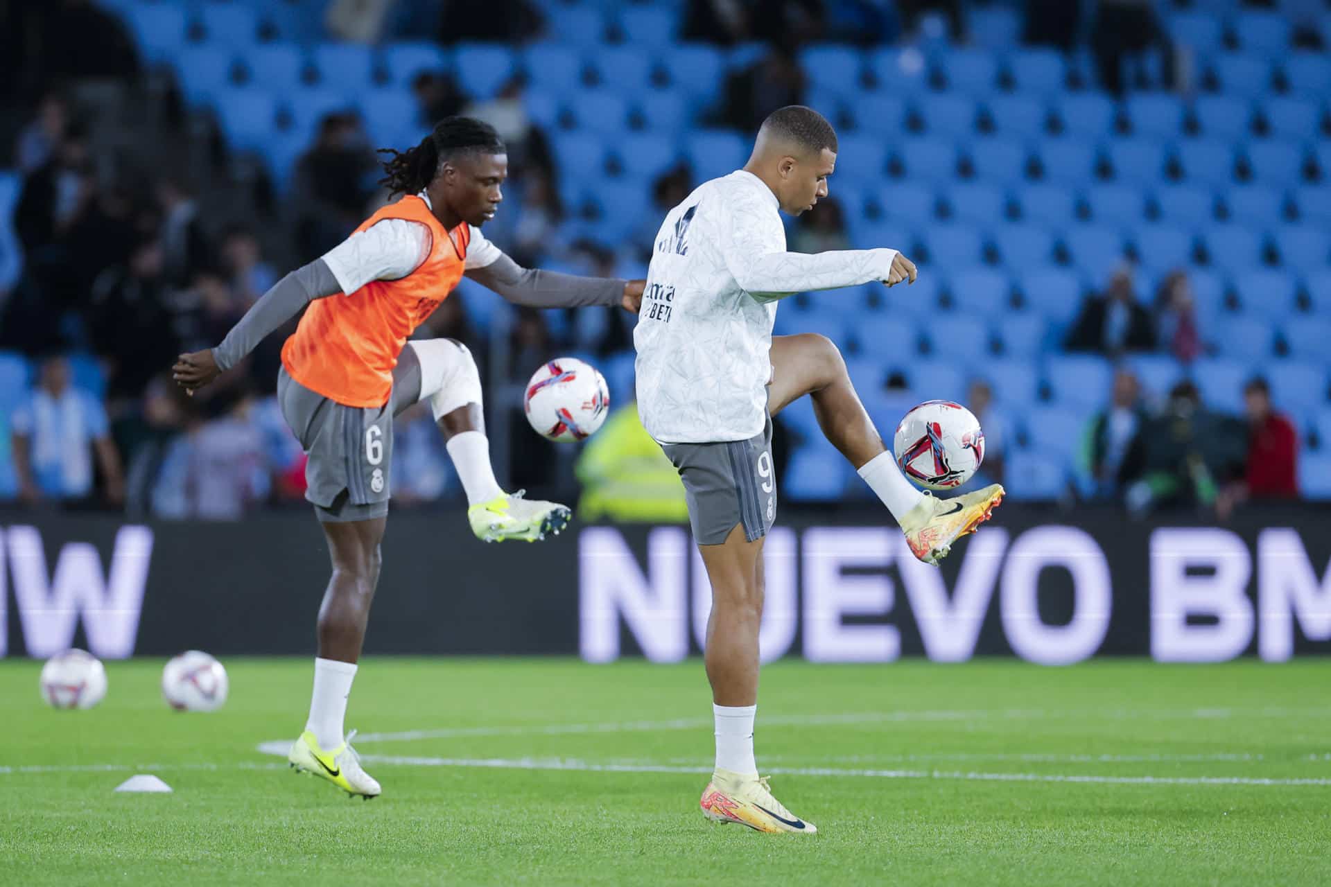 Los jugadores franceses del Real Madrid Camavinga (i) y Mbappé calientan antes del comienzo del encuentro de la décima jornada de LaLiga EA Sports disputado entre el Celta de Vigo y el Real Madrid en el estadio de Balaídos, Vigo, este sábado. EFE/ Lavandeira