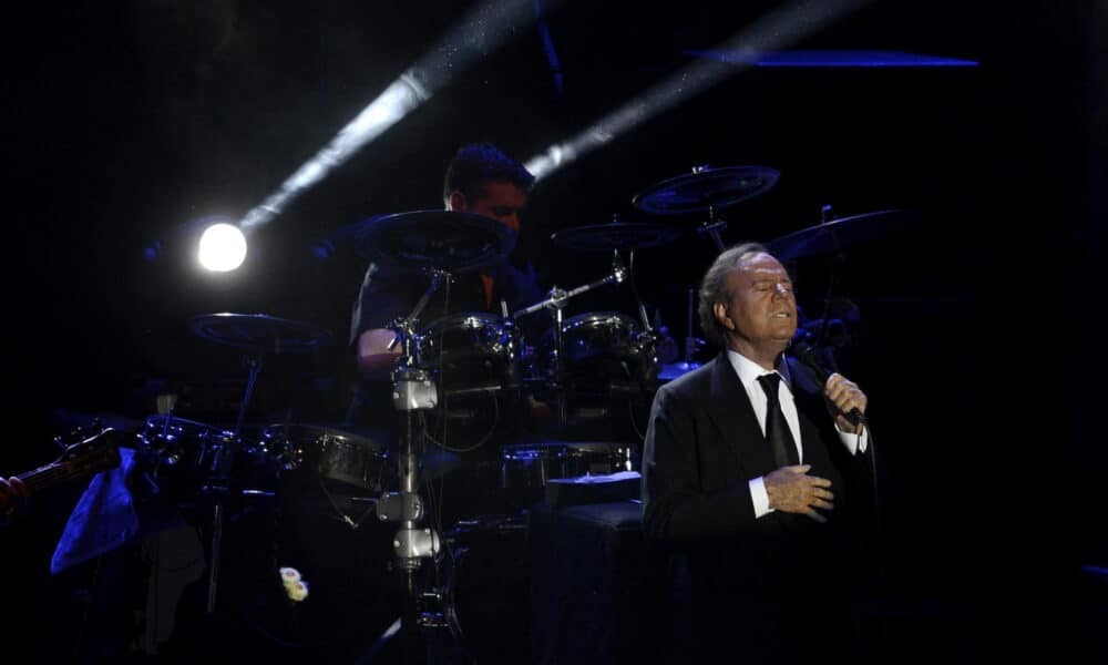 Fotografía de archivo del cantante Julio Iglesias en su actuación en el Ulker Arena en Istanbul el 14 de marzo 2015. EFE/ARCHIVO/DENIZ TOPRAK