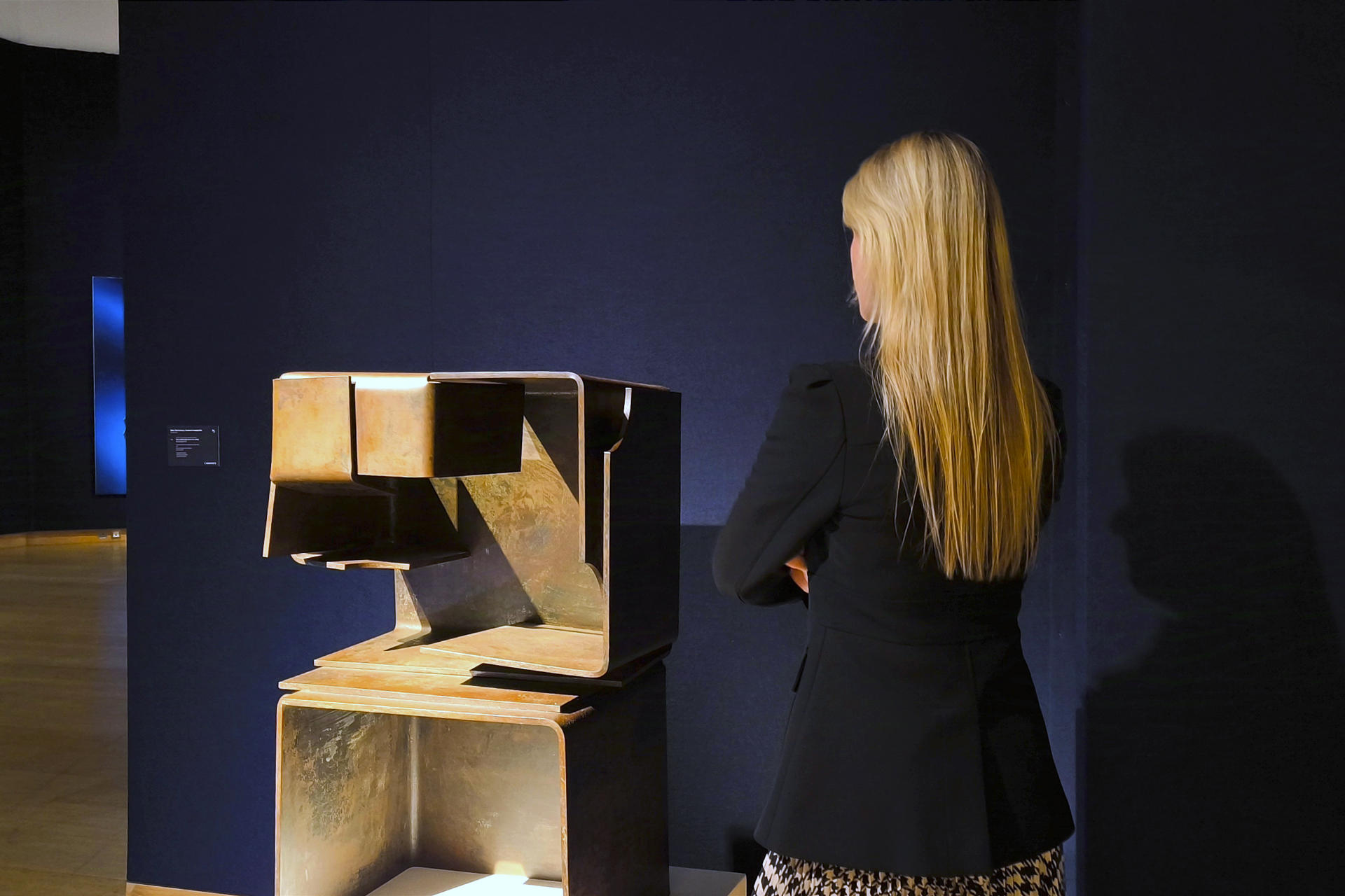 Una mujer observa la escultura del español Eduardo Chillida (1924-2002), "Locmariaquer VII", fabricada en 1989 con planchas de hierro. EFE/Guillermo Garrido