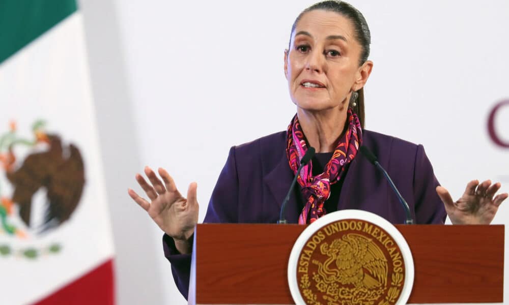 La presidenta de México, Claudia Sheinbaum, habla durante su conferencia de prensa matutina este lunes, en el Palacio Nacional en la Ciudad de México (México). EFE/ Mario Guzmán