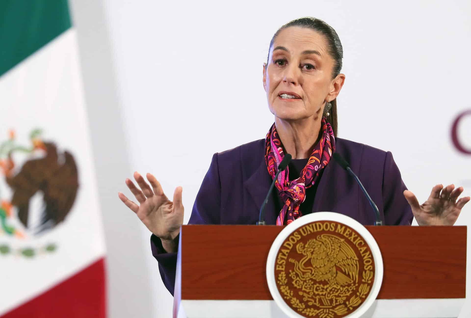 La presidenta de México, Claudia Sheinbaum, habla durante su conferencia de prensa matutina este lunes, en el Palacio Nacional en la Ciudad de México (México). EFE/ Mario Guzmán