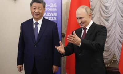 - El presidente ruso, Vladimir Putin (derecha), da la bienvenida al presidente chino, Xi Jinping, durante su reunión al margen de la Cumbre BRICS en el Kremlin de Kazán, en Kazán, Rusia, el 22 de octubre de 2024. La cumbre BRICS tendrá lugar del 22 al 24 de octubre y se espera que sea el mayor evento de política exterior jamás celebrado en Rusia. (Rusia) EFE/EPA/ALEXANDER ZEMLIANICHENKO/AP PISCINA