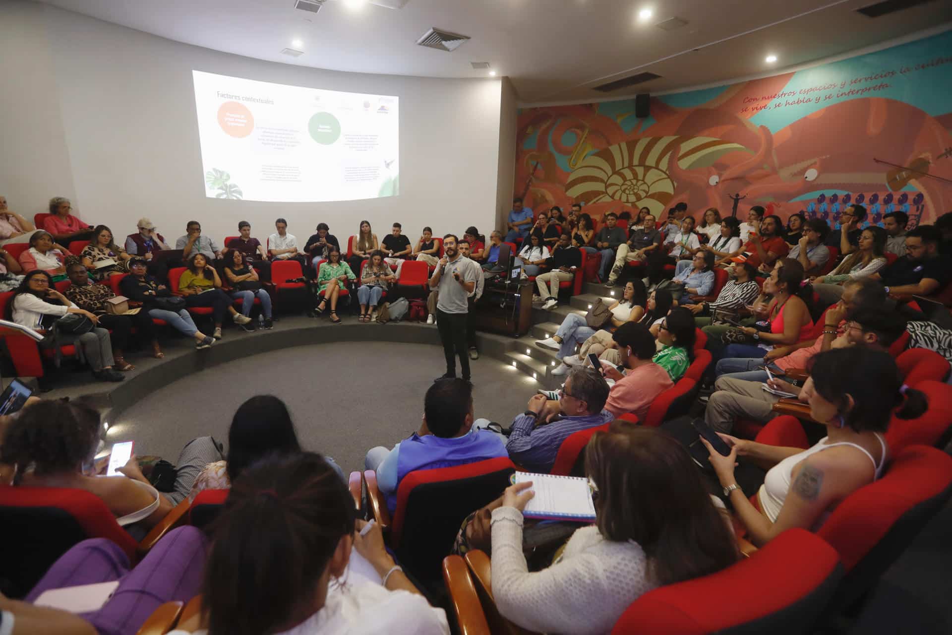 Francisco Daza, coordinador de la línea de Paz Territorial y Derechos Humanos, habla durante la presentación de un informe, este miércoles en Cali (Colombia). Después de que 2023 fuera el año más mortífero desde que se tienen datos para los defensores ambientales en Colombia, cuando fueron asesinados 81, los datos recopilados en lo que va de año indican una tendencia a la disminución, según un informe de la Fundación Paz y Reconciliación (Pares) presentado este miércoles en la COP16. EFE/ Ernesto Guzmán