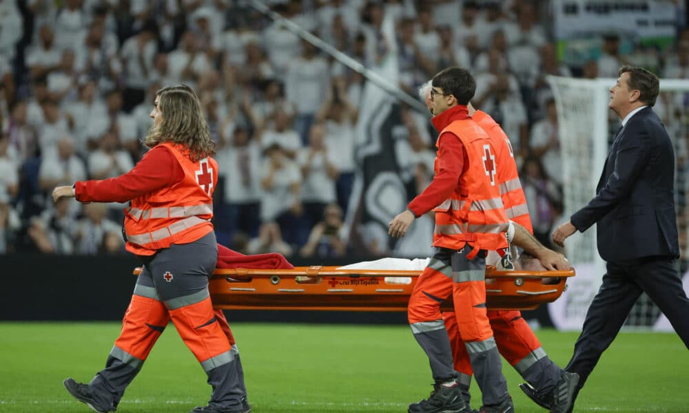 El defensa del Real Madrid Dani Carvajal se lesiona durante el partido de la jornada 9 de Liga que disputaron Real Madrid y Villarreal CF en el estadio Santiago Bernabéu. EFE/Zipi Aragón