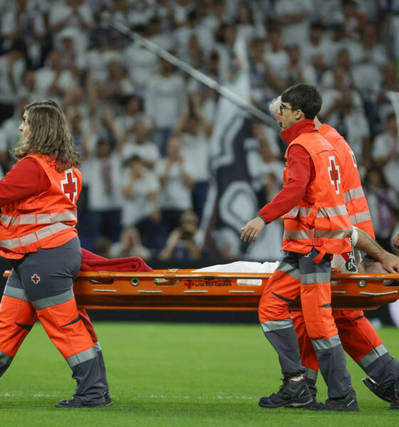 El defensa del Real Madrid Dani Carvajal se lesiona durante el partido de la jornada 9 de Liga que disputaron Real Madrid y Villarreal CF en el estadio Santiago Bernabéu. EFE/Zipi Aragón