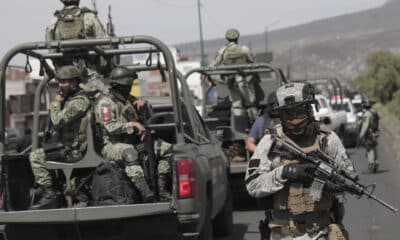 Imagen de archivo de miembros del Ejército Mexicano y de la Guardia Nacional que patrullan las principales avenidas en la Ciudad de Morelia en el estado de Michoacán (México). EFE/ Iván Villanueva