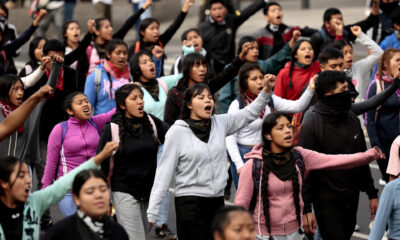 Manifestantes protestan este miércoles por el 56 aniversario de la masacre de Tlatelolco, en Ciudad de México (México). EFE/José Méndez