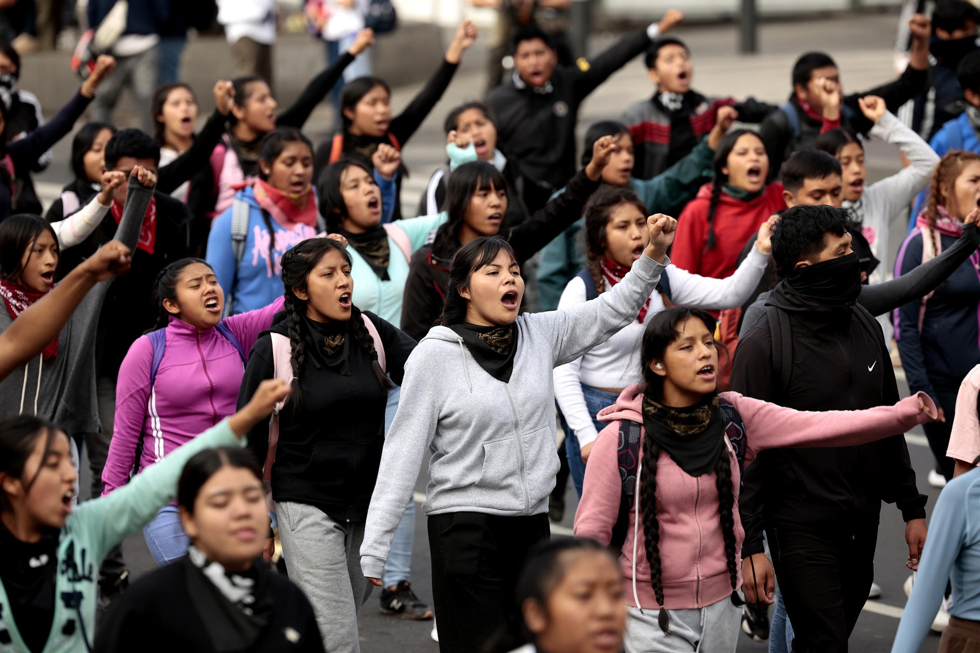 Manifestantes protestan este miércoles por el 56 aniversario de la masacre de Tlatelolco, en Ciudad de México (México). EFE/José Méndez