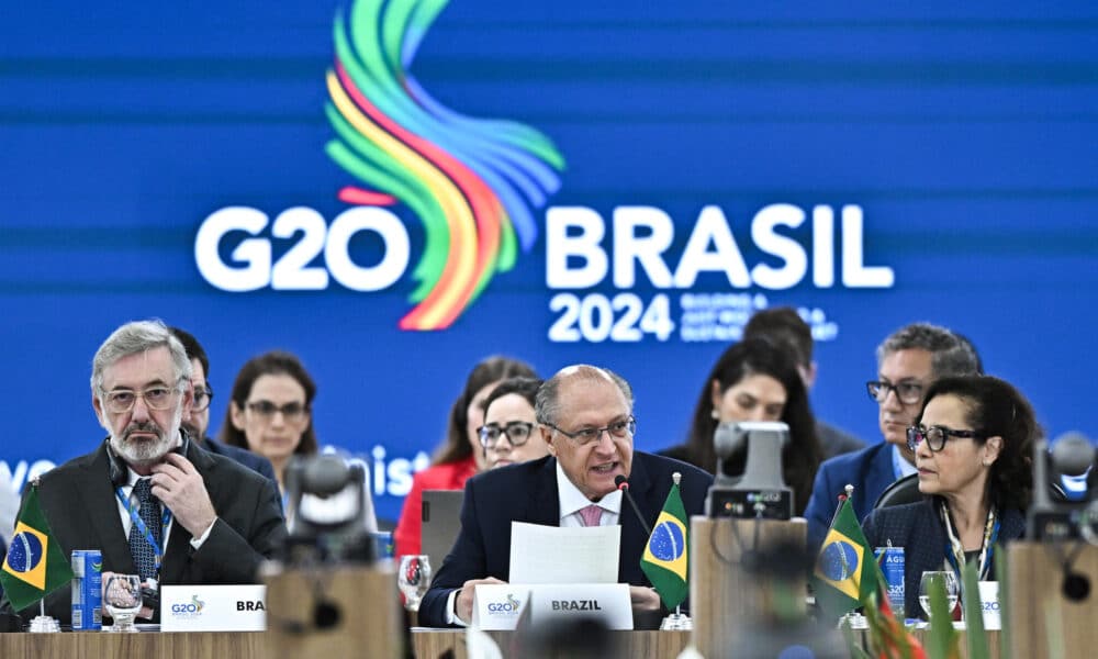 El vicepresidente de Brasil, Geraldo Alckmin (c), habla durante la Reunión Ministerial de Comercio e Inversión del G20, este jueves, en Brasilia (Brasil). EFE/ Andre Borges