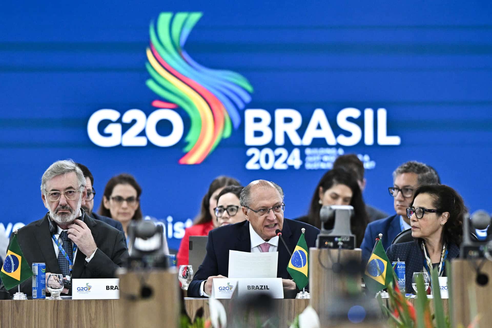 El vicepresidente de Brasil, Geraldo Alckmin (c), habla durante la Reunión Ministerial de Comercio e Inversión del G20, este jueves, en Brasilia (Brasil). EFE/ Andre Borges