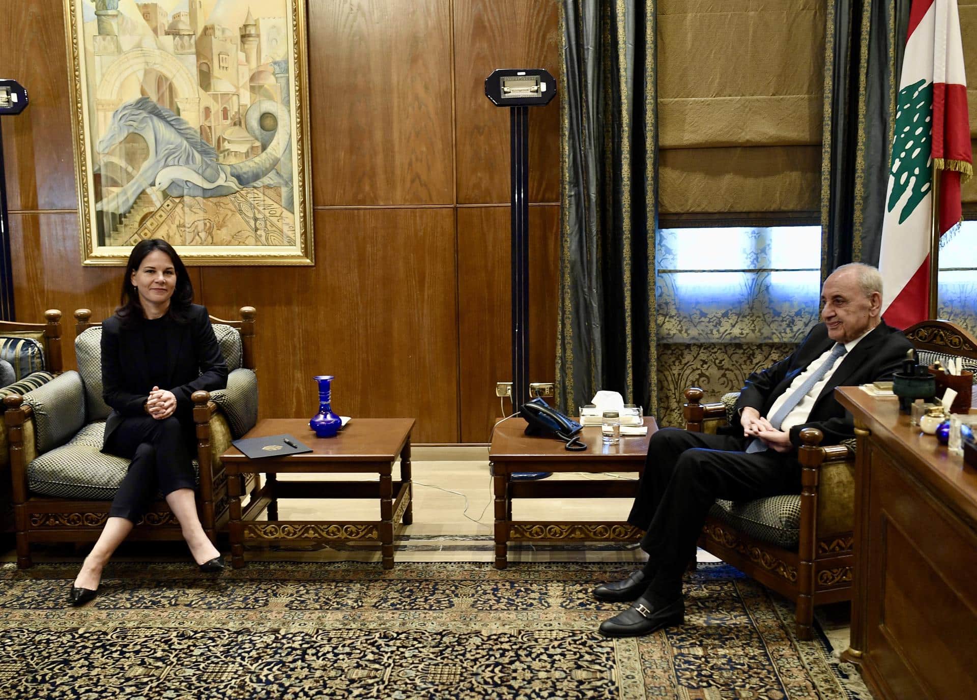 La ministra de Asuntos Exteriores de Alemania, Annalena Baerbock (izq.), se reúne con el presidente del Parlamento libanés, Nabih Berri (der.), en Beirut, Líbano, el 23 de octubre de 2024. La ministra alemana de Asuntos Exteriores se encuentra en el Líbano para una visita oficial de un día, en la que, a su llegada a Beirut, afirmó que "la tarea de Alemania ahora es coordinarse con Estados Unidos y sus socios en Europa y el mundo árabe para encontrar una solución diplomática viable que proteja los legítimos intereses de seguridad tanto de Israel como del Líbano". (Alemania, Líbano) EFE/EPA/WAEL HAMZEH