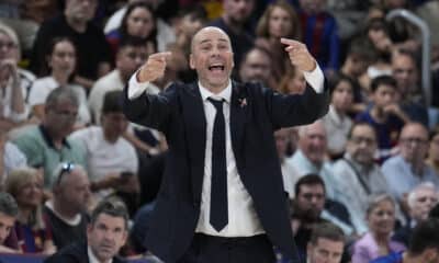 El entrenador del Barcelona, Joan Peñarroya, durante el partido de la cuarta jornada de la Liga Endesa de baloncesto que Barcelona y Baskonia disputan este domingo en el Palau Blaugrana. EFE/Alejandro García