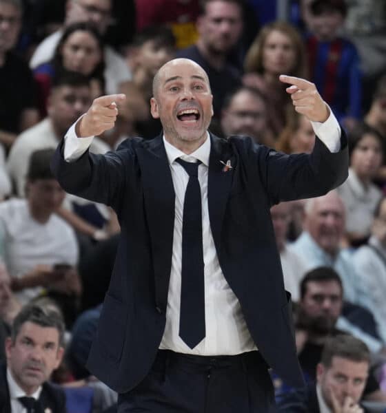 El entrenador del Barcelona, Joan Peñarroya, durante el partido de la cuarta jornada de la Liga Endesa de baloncesto que Barcelona y Baskonia disputan este domingo en el Palau Blaugrana. EFE/Alejandro García