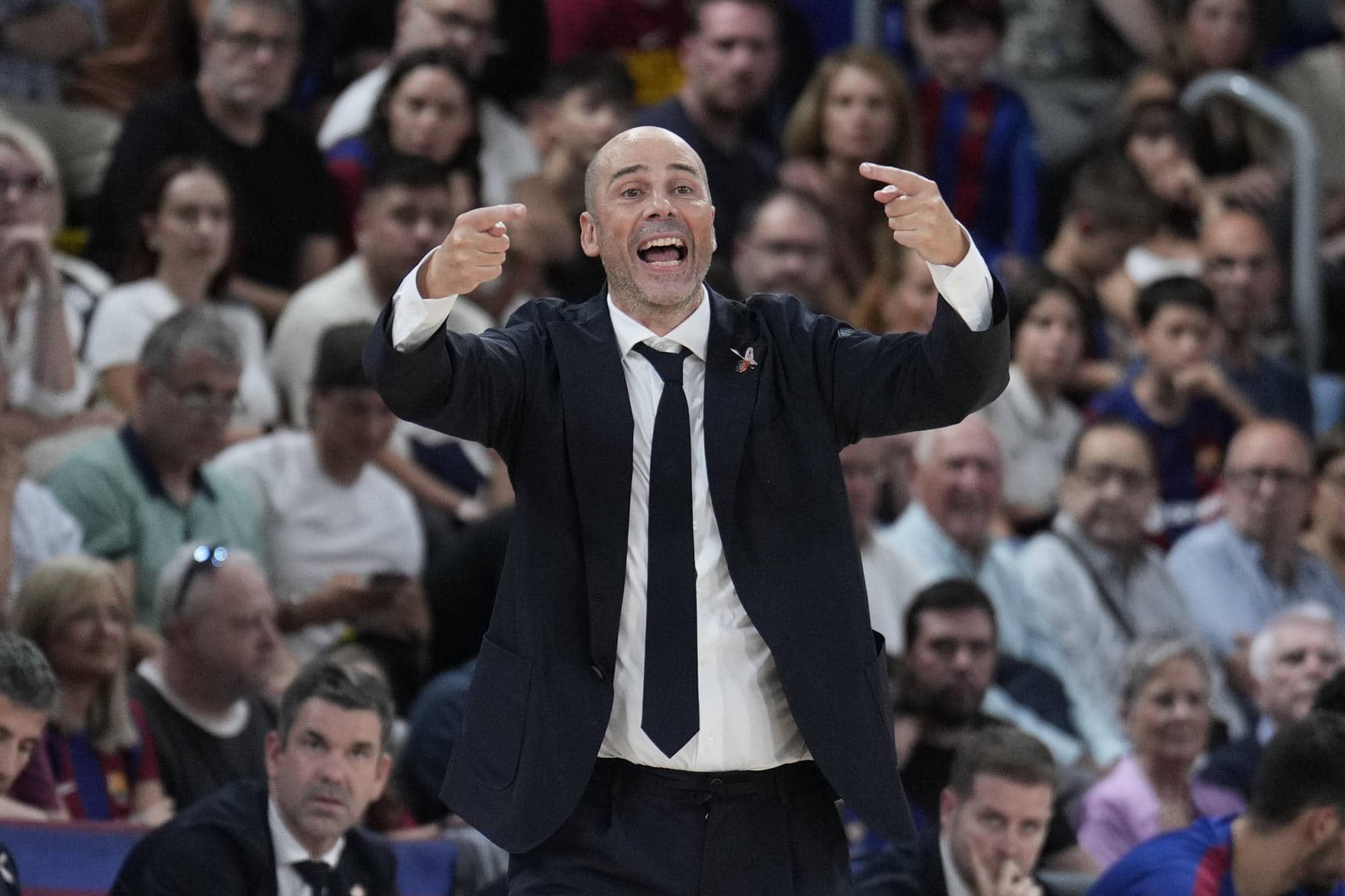 El entrenador del Barcelona, Joan Peñarroya, durante el partido de la cuarta jornada de la Liga Endesa de baloncesto que Barcelona y Baskonia disputan este domingo en el Palau Blaugrana. EFE/Alejandro García