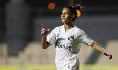 Rafa Martins del Santos celebra su gol ante Olimpia en el estadio Arsenio Erico en Asunción (Paraguay). EFE/Juan Pablo Pino