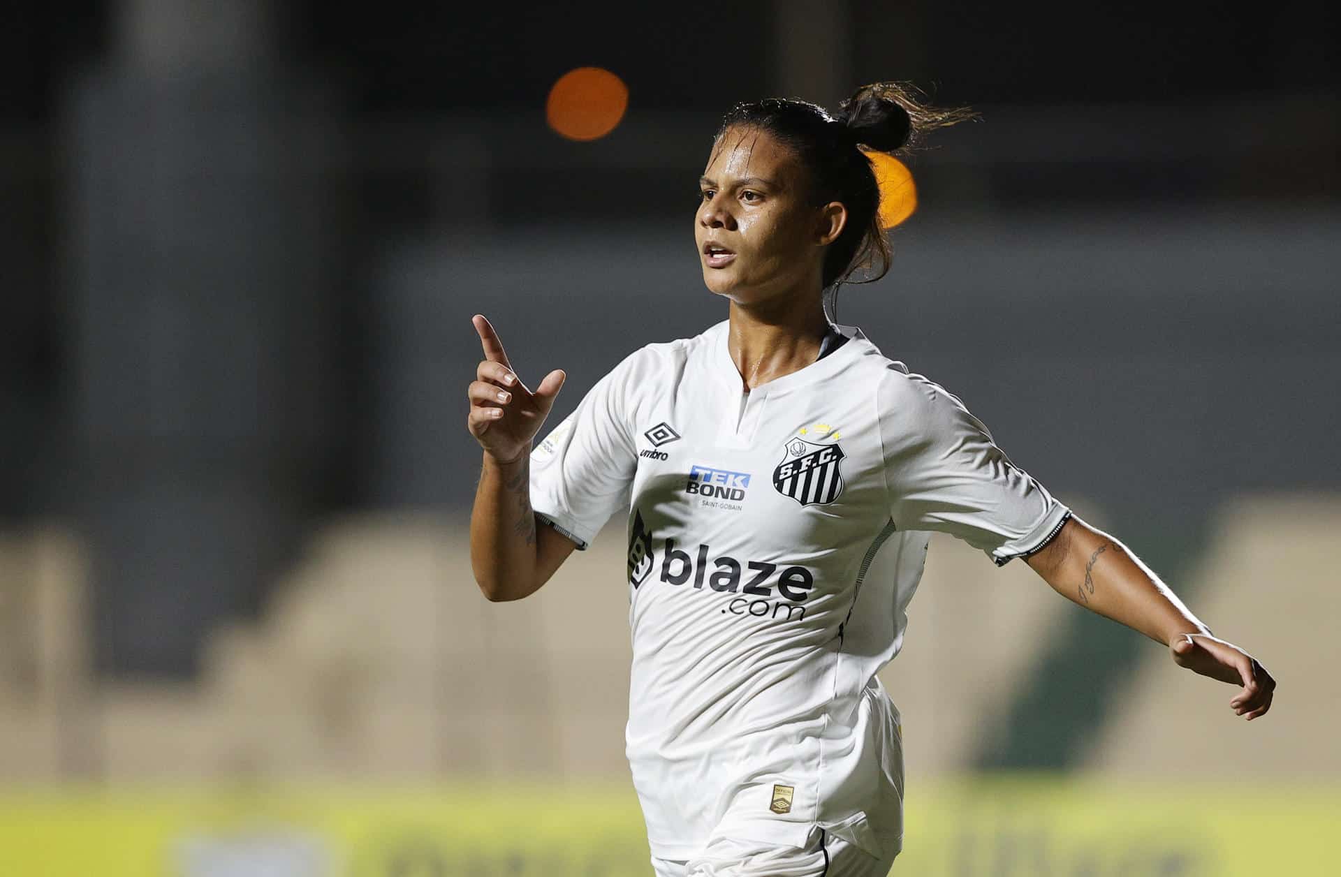 Rafa Martins del Santos celebra su gol ante Olimpia en el estadio Arsenio Erico en Asunción (Paraguay). EFE/Juan Pablo Pino