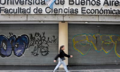 Fotografía de una entrada de la Universidad de Buenos Aires, cerrada durante una huelga este 10 de octubre de 2024 en Buenos Aires (Argentina). EFE/ Juan Ignacio Roncoroni