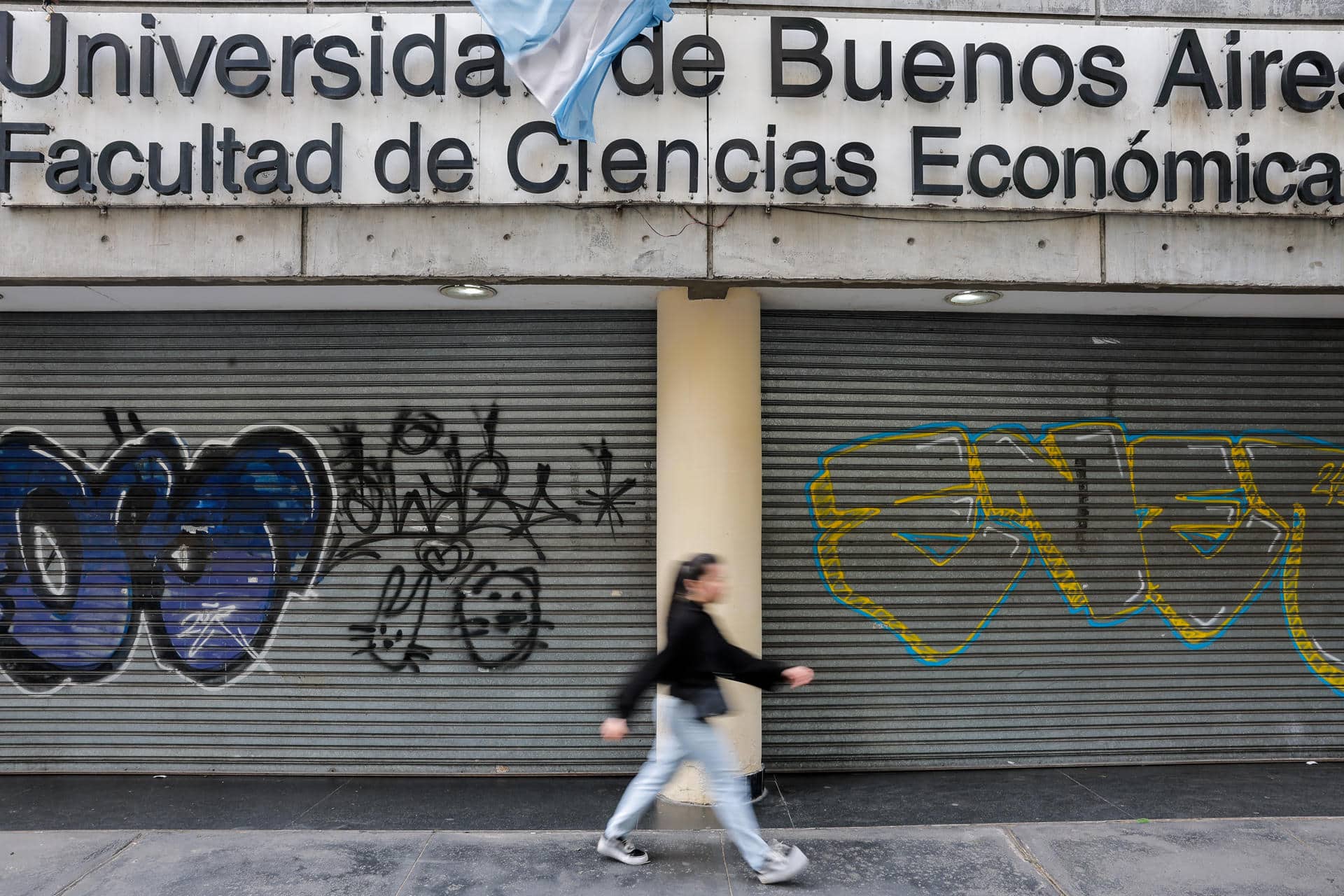 Fotografía de una entrada de la Universidad de Buenos Aires, cerrada durante una huelga este 10 de octubre de 2024 en Buenos Aires (Argentina). EFE/ Juan Ignacio Roncoroni