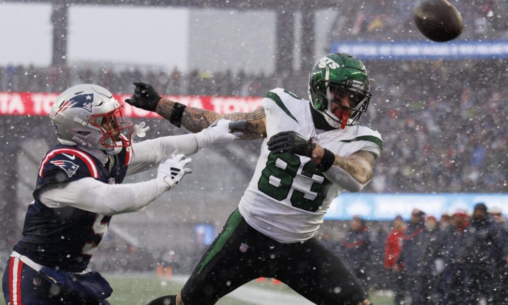 Fotografía de archivo del jugador de los New England Patriots Jabrill Peppers (i) al disputar el ovoide con Tyler Conklin (d) de los New York Jets en un juego de la NFL. EFE/CJ GUNTHER