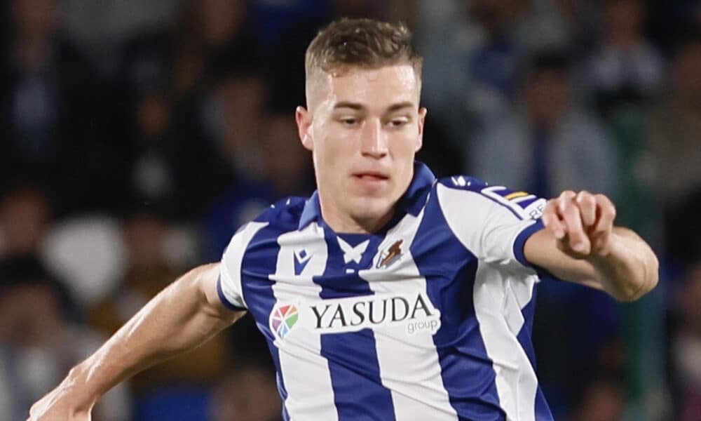 Sergio Gómez, centrocampista de la Real Sociedad, llegó a última hora de la noche a la concentración de la selección española en la Ciudad del Fútbol, "agradecido por la oportunidad", tras ser llamado por el seleccionador Luis de la Fuente en lugar de Nico Williams, que causó baja por lesión. EFE/ Javi Colmenero