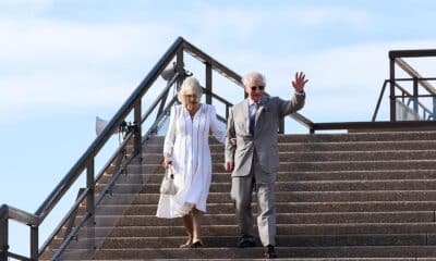 El rey Carlos III de Inglaterra y su esposa, Camila, bajan este martes las escaleras en la Casa de la Ópera en Sidney (Australia). EFE/EPA/BIANCA DE MARCHI AUSTRALIA AND NEW ZEALAND OUT