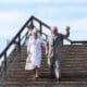 El rey Carlos III de Inglaterra y su esposa, Camila, bajan este martes las escaleras en la Casa de la Ópera en Sidney (Australia). EFE/EPA/BIANCA DE MARCHI AUSTRALIA AND NEW ZEALAND OUT