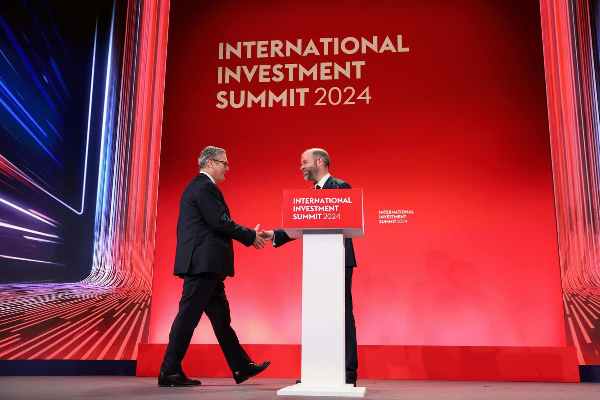 El primer ministro británico, Keir Starmer (i), saluda al secretario de estado de Negocios y Comercio, Jonathan Reynolds, durante la Cumbre Internacional de Inversión celebrada este lunes en Londres.
during the International Investment Summit at the Guildhall in London, Britain, 14 October 2024. According to the British government, ministers and business leaders will discuss how the UK capitalizes on emerging growth sectors, including health tech and AI, clean energy and creative industries. (Reino Unido, Londres) EFE/EPA/HOLLIE ADAMS / POOL