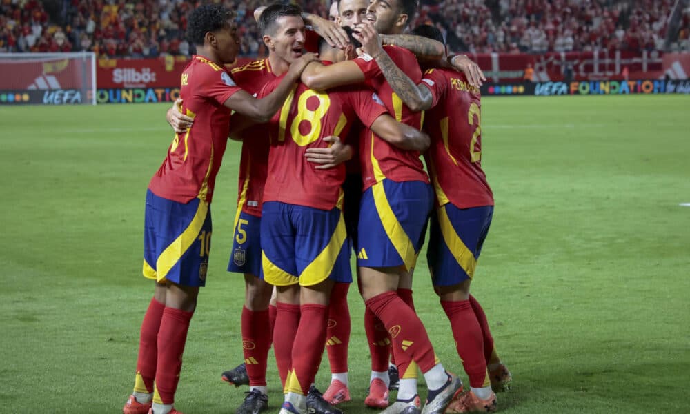 El centrocampista de la selección española, Martín Zubimendi celebra con sus compañeros el gol conseguido ante Dinamarca, en el estadio Enrique Roca de Murcia. EFE / Juan Carlos Caval.